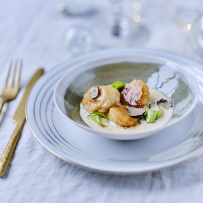 Scallops with leeks and truffled cream