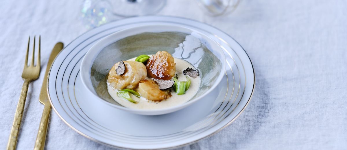 Saint-Jacques aux poireaux à la crème truffée