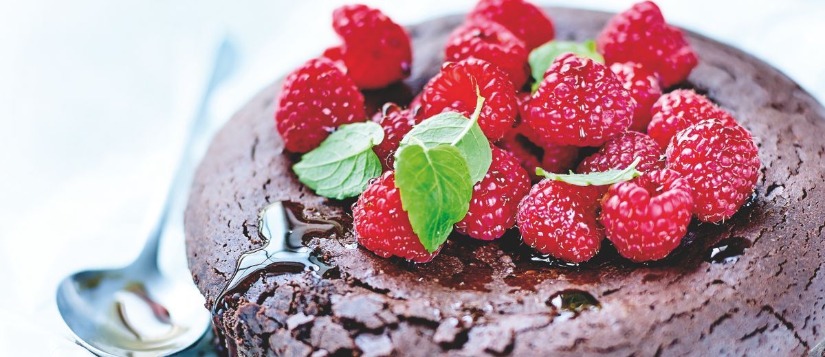 Gâteau au chocolat extra noir, fruits rouges et menthe