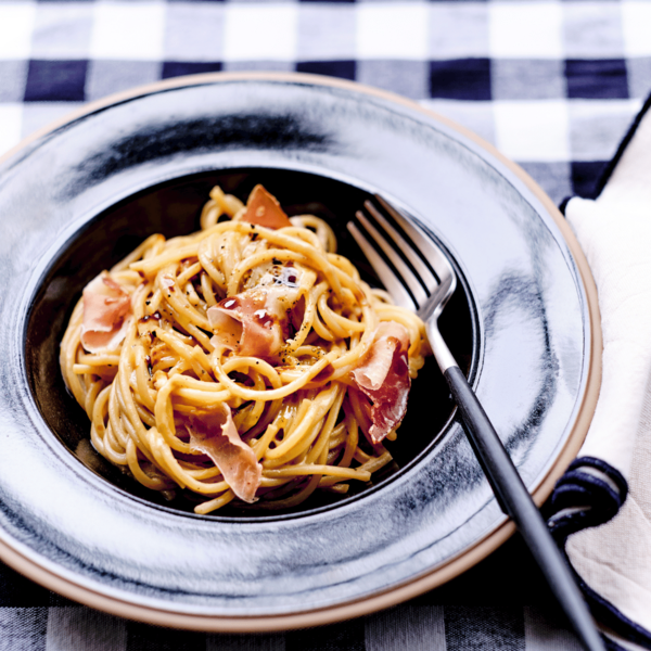 Spaghettis, speck, sauce parmesan et truffe