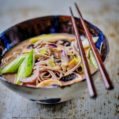 Buchweizen-Nudel-Bouillon mit kleinem Gemüse